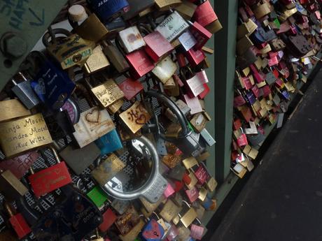 El puente del “amor” (candados) en Colonia