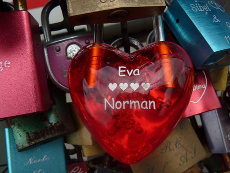 El puente del “amor” (candados) en Colonia