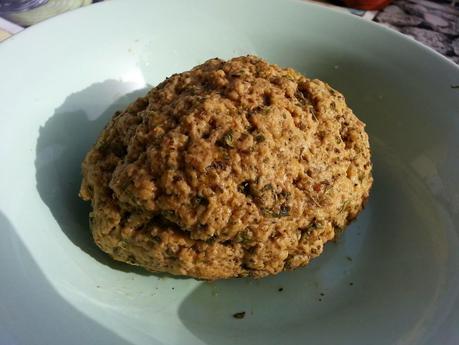 Ensalada de kebab vegano con salsa de eneldo