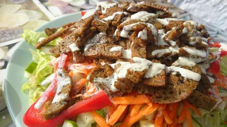 Ensalada de kebab vegano con salsa de eneldo