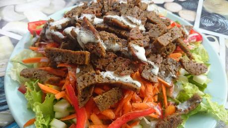 Ensalada de kebab vegano con salsa de eneldo