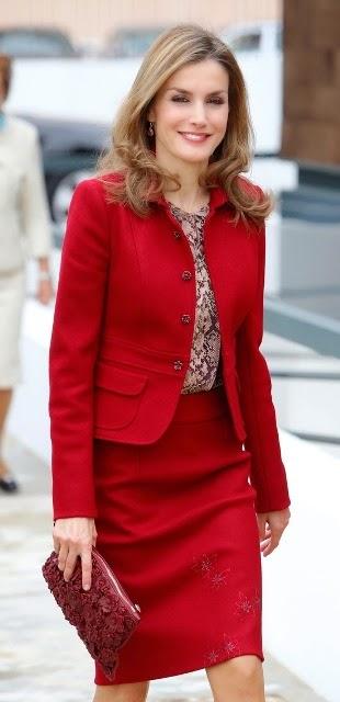 Dña. Letizia, rojo pasión en flor, en Portugal