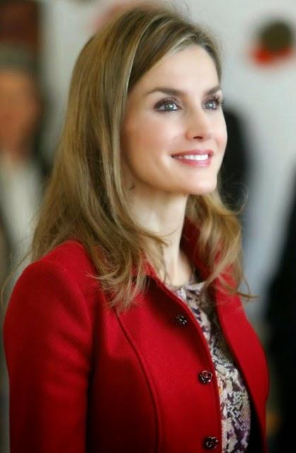 Dña. Letizia, rojo pasión en flor, en Portugal