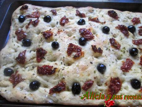 FOCACCIA DE ORÉGANO CON TOMATES SECOS Y ACEITUNAS NEGRAS