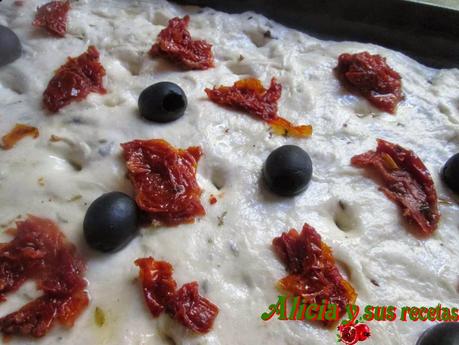 FOCACCIA DE ORÉGANO CON TOMATES SECOS Y ACEITUNAS NEGRAS