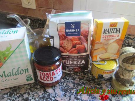 FOCACCIA DE ORÉGANO CON TOMATES SECOS Y ACEITUNAS NEGRAS