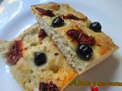 Focaccia orégano tomates secos aceitunas negras