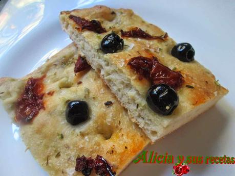 FOCACCIA DE ORÉGANO CON TOMATES SECOS Y ACEITUNAS NEGRAS