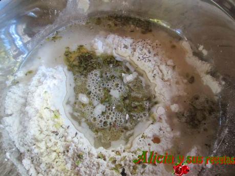 FOCACCIA DE ORÉGANO CON TOMATES SECOS Y ACEITUNAS NEGRAS