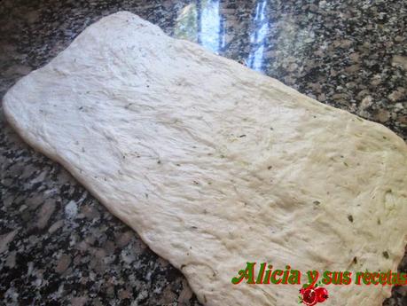 FOCACCIA DE ORÉGANO CON TOMATES SECOS Y ACEITUNAS NEGRAS