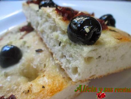 FOCACCIA DE ORÉGANO CON TOMATES SECOS Y ACEITUNAS NEGRAS