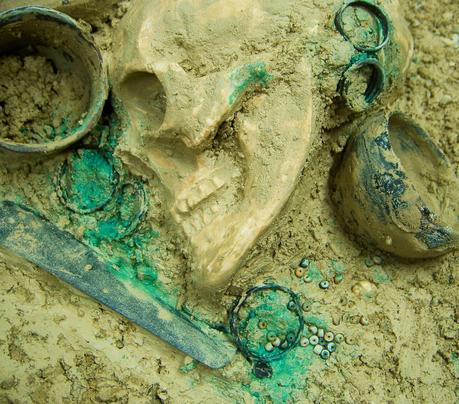 Ajuar funerario argárico: afiladera, aretes, tulipas, brazaletes, cuentas de collar