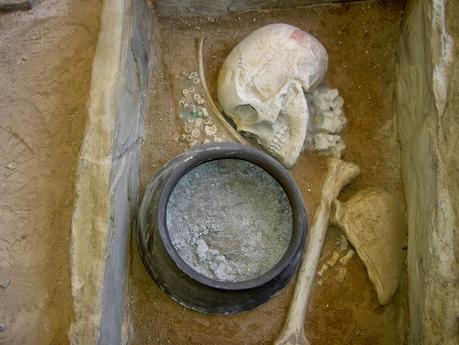 Tumbas argáricas: tematización arqueológica