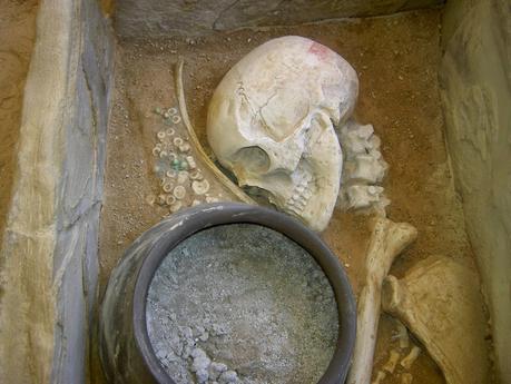 Tumbas argáricas: tematización arqueológica