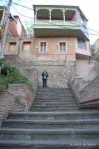 BEA BAJANDO LA ESCALERA JUNTO A LA IGLESIA DE BETHELEM, TBILISI