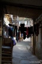 ROPA TENDIDA EN EL PATIO DE UNA CASA EN LA CALLE JERUSALEM, TBILISI