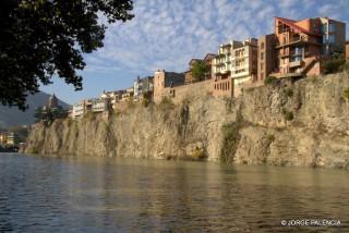 CASAS COLGADAS JUNTO AL RÍO MTKVARI, TBILISI