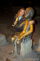 BEA JUNTO A UNA ESTATUA EN TBILISI