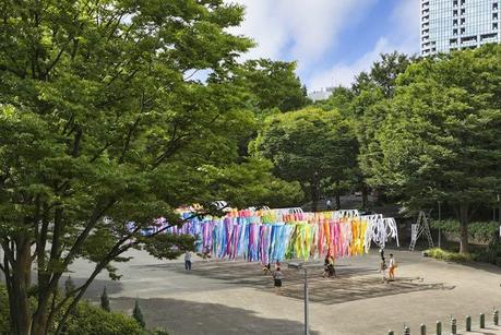 100 colores en 1875 trozos de tela en Tokio