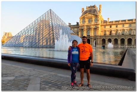 La pareja de runners hispánicus posando ante el Louvre