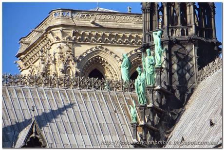 Figuras en el tejado de Notre Dame