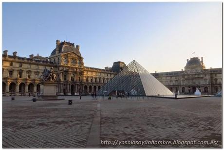 Palacio del Louvre y Pirámide de cristal