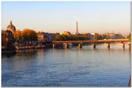 Vista del Sena y de la torre Eiffel desde el Pont Neuf
