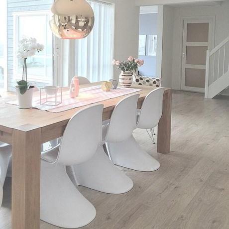 puro estilo nórdico moderno Preciosa casa en un entorno de ensueño poco mobiliario decoración instagram delikatissen instagram decoración Inspiración interiores del mundo estilo nórdico blog decoración super casas nórdicas decoración noruega decoración buenos acabados decoración blanco y madera 