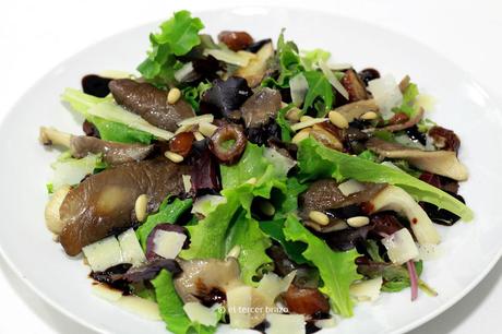 ensalada tibia de setas y parmesano