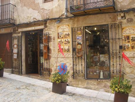 En todas las calles de Sigüenza encontrarás tiendas de artesanía y productos típicos de la zona.