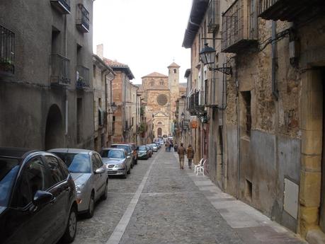 Una de las calles que flanquean a la Plaza Mayor y que sube al Castillo