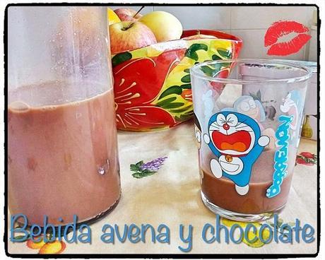 Leche de avena con chocolate una vaso y botella de cristal con bebida de avena y chocolate