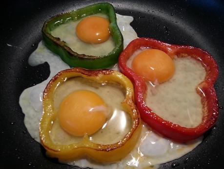 HUEVOS EN PIMIENTOS HUEVOS EN PIMIENTOS