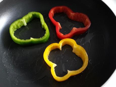 HUEVOS EN PIMIENTOS HUEVOS EN PIMIENTOS