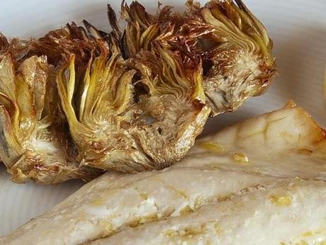 Filetes de dorada al horno con chips de alcachofa y ajillo