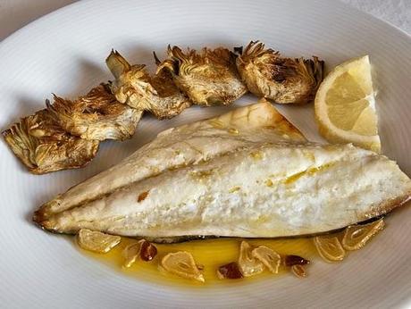 Filetes de dorada al horno con chips de alcachofa y ajillo