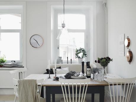 Elegancia entre flores. Decoracion monocromatica y el aire chic de un papel de flores