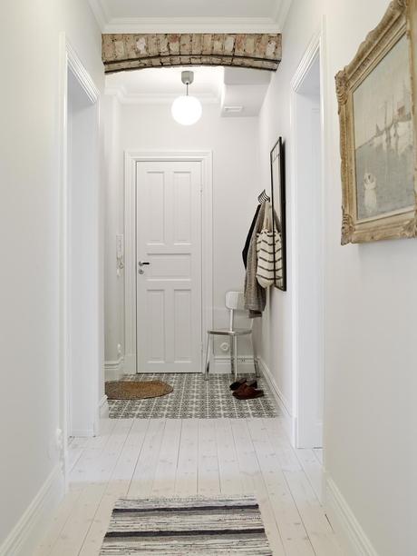 Elegancia entre flores. Decoracion monocromatica y el aire chic de un papel de flores