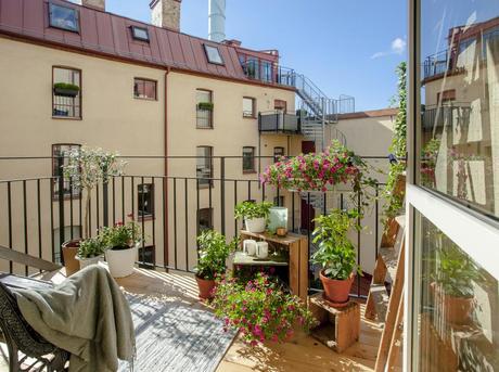 Elegancia entre flores. Decoracion monocromatica y el aire chic de un papel de flores