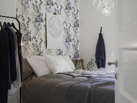 Elegancia entre flores. Decoracion monocromatica y el aire chic de un papel de flores