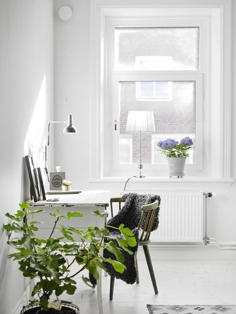 Elegancia entre flores. Decoracion monocromatica y el aire chic de un papel de flores