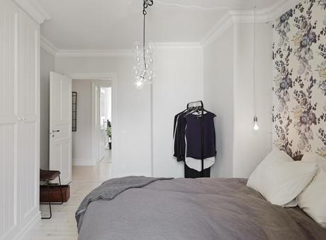 Elegancia entre flores. Decoracion monocromatica y el aire chic de un papel de flores