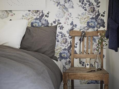 Elegancia entre flores. Decoracion monocromatica y el aire chic de un papel de flores