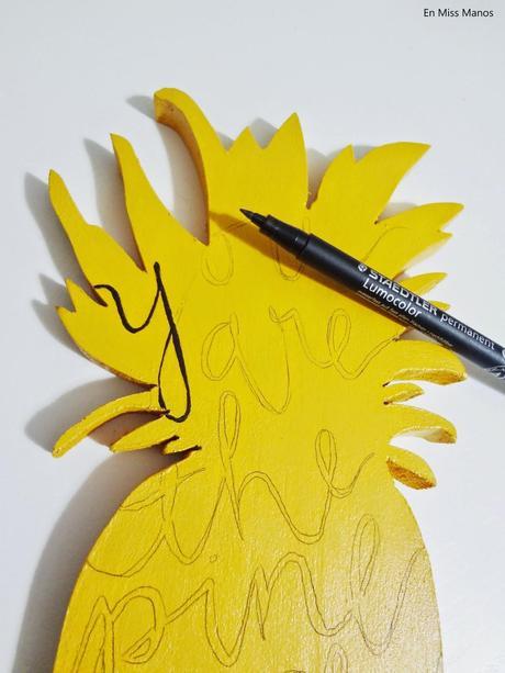 Piña y estrellas de madera Piña y estrellas de madera