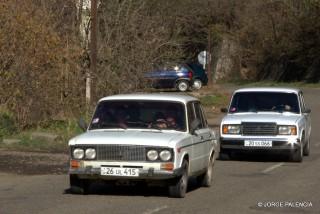 LADAS POR LA CARRETERA CERCA DE ALAVERDI, ARMENIA