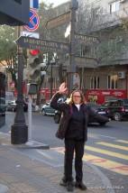 BEA DIRIGIENDO EL TRAFICO JUNTO A UN CARTEL DE CALLES EN YEREVÁN