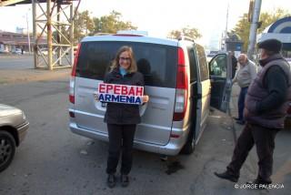 BEA JUNTO A LA FURGONETA QUE NOS LLEVA DE TBILISI A YEREVÁN, ARMENIA.