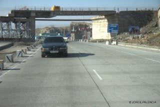 AUTOVÍA DE HORMIGÓN EN CONSTRUCCIÓN CERCA DE YEREVÁN