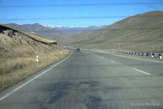 CARRETERA CERCA DE APARAN, ARMENIA