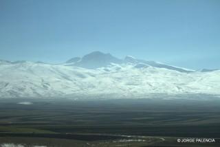 MONTE ARAGATS VISTO DESDE CERCA DE APARAN, ARMENIA